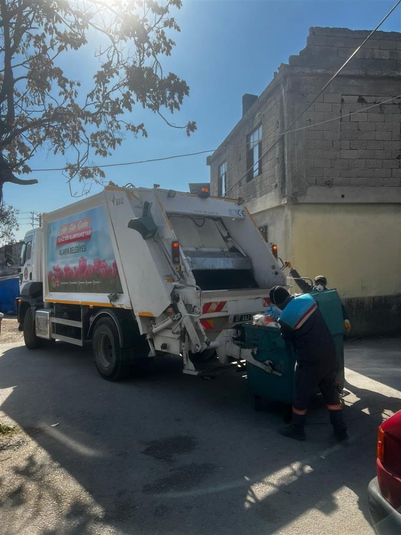 Alanya belediyesi temizlik ekibi deprem bölgesinde