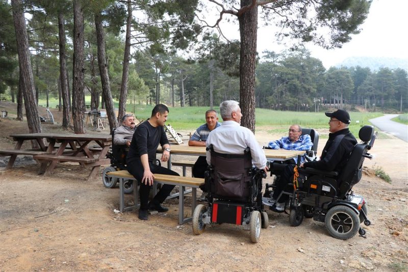 Alanya belediyesi’nden engeliler için özel piknik masası