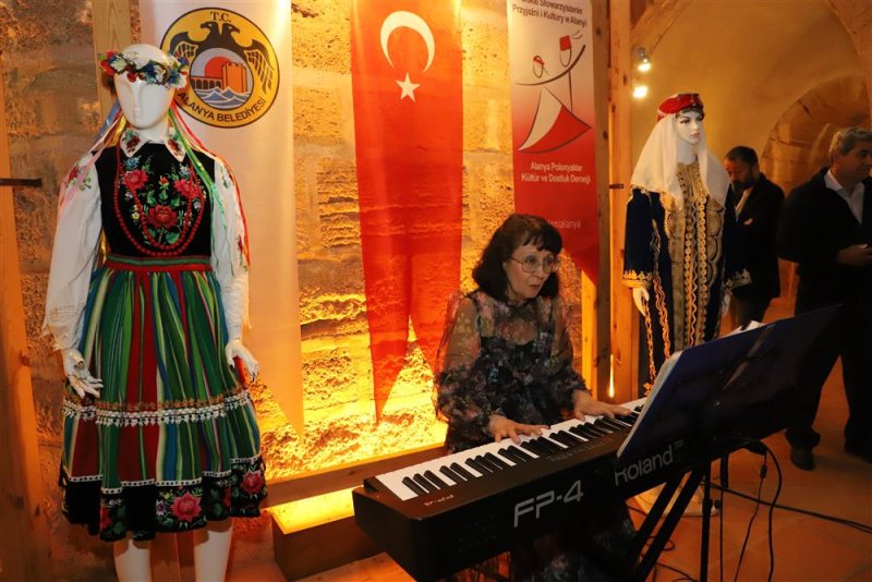 “türkiye-polonya dostluk sergisi” kızılkule’de açıldı