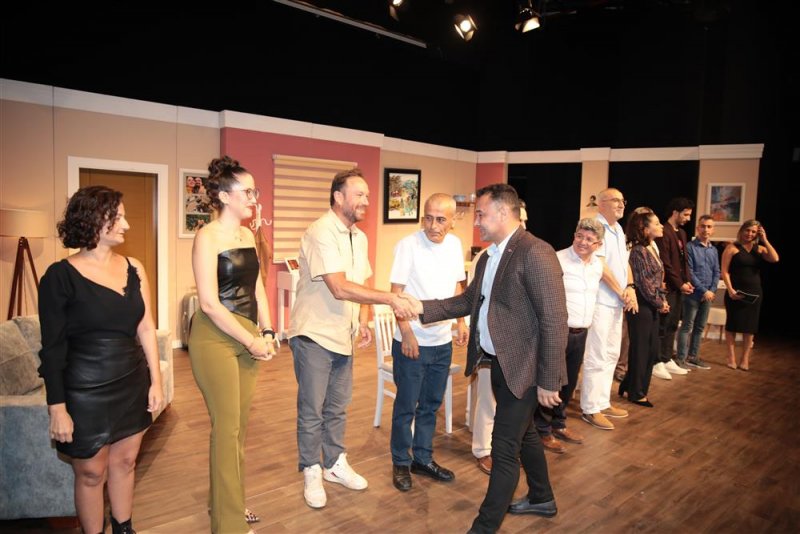 Alanya belediye tiyatrosu’nun yeni oyunu ‘aşk bir şey değildir’ ayakta alkışlandı - başkan yücel: muhteşem bir tiyatro ekibimiz var