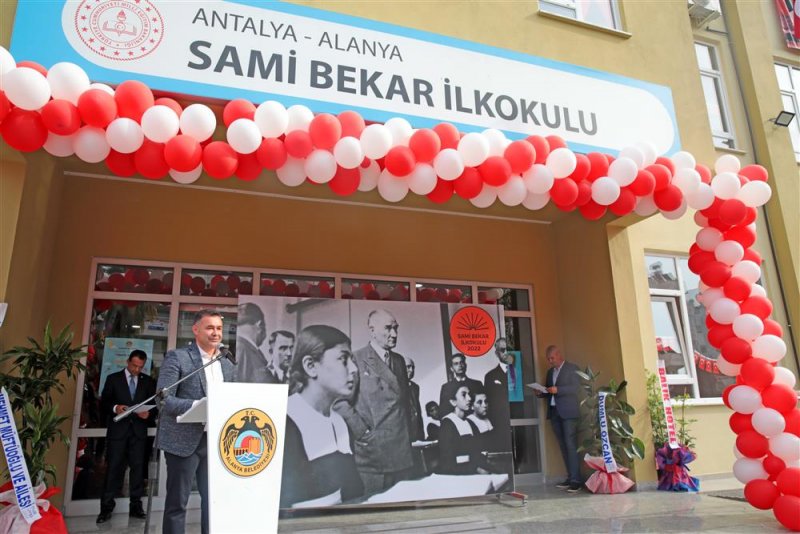 Sami bekar ilkokulu’nun açılışı gerçekleştirildi başkan yücel’e eğitime desteği için teşekkür plaketi verildi