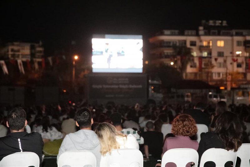Üniversite öğrencileri alanya belediyesi’nin sinema gecesi’nde buluştu