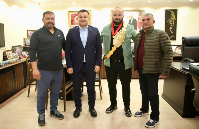 Başkan yücel türkiye yağlı güreş ligi şampiyonu başpehlivan orhan okulu'yu ağırladı