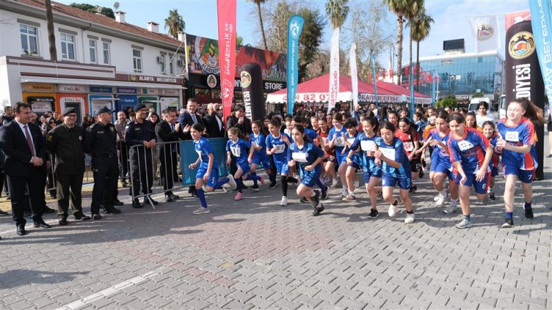 Alanya okullar arası atatürk koşusu yapıldı
