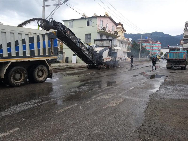 Alanya belediyesi asfalt yenileme çalışmalarına tosmur’da devam ediyor
