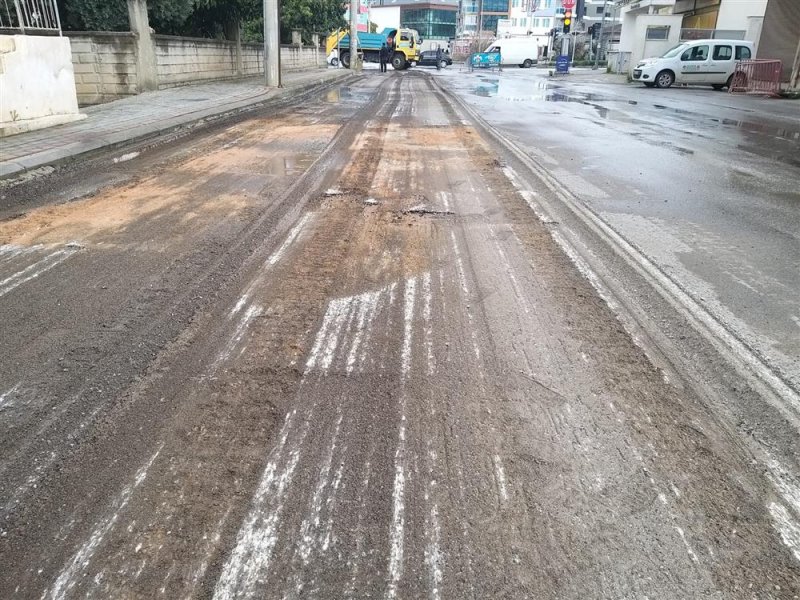 Alanya belediyesi asfalt yenileme çalışmalarına tosmur’da devam ediyor