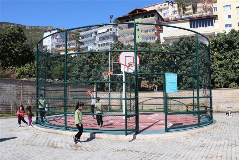 Alanya belediyesi kente yeni çocuk parkları kazandırmaya devam ediyor