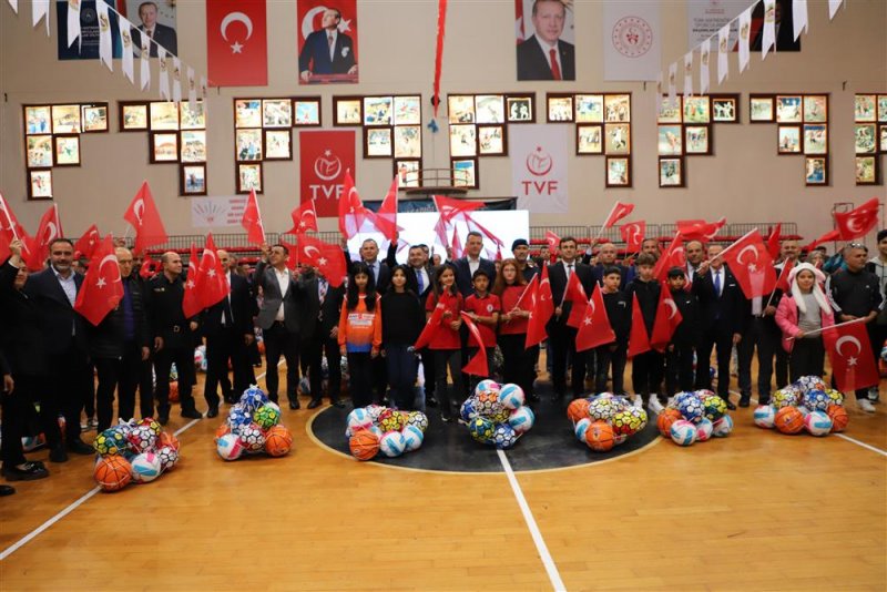 Başkan yücel‘den 150 okula spor malzemesi yardımı