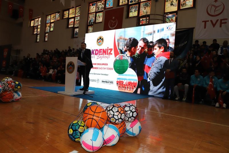 Başkan yücel‘den 150 okula spor malzemesi yardımı