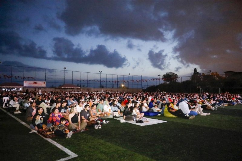 Alanya belediyesi üniversite öğrencilerini açık hava sineması’nda buluşturdu