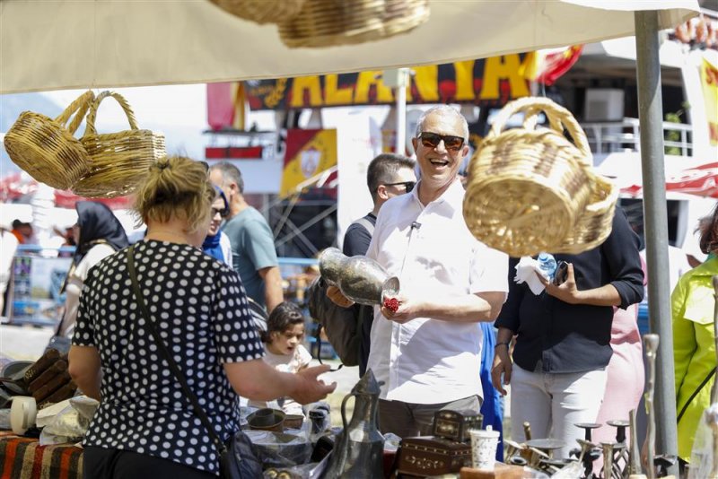 Başkan özçelik festival alanında stantları ve sergileri ziyaret etti