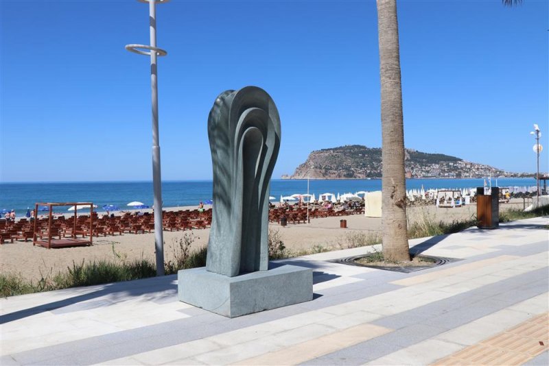 Taş heykel sempozyumunda yapılan eserler sahil bandına konuldu