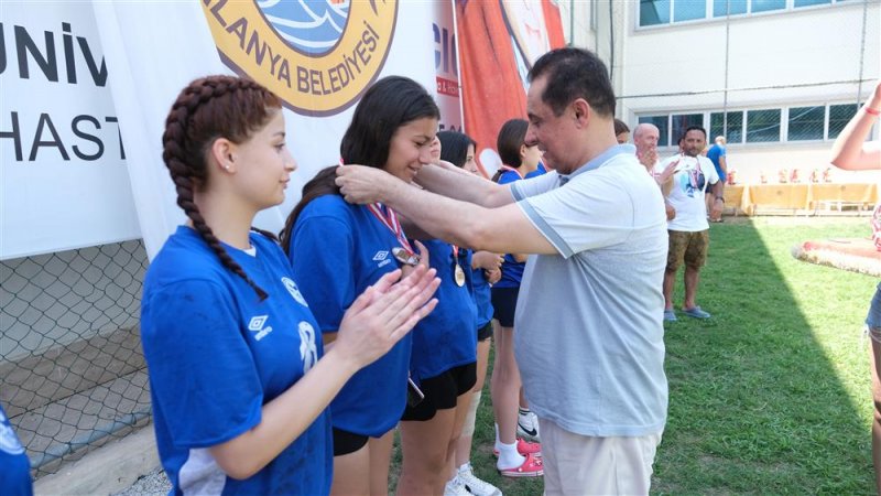 29. alanya ramazan demirci açık alan hentbol turnuvası sona erdi.