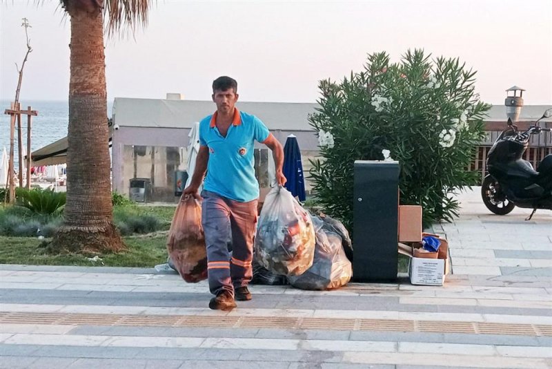 Alanya belediyesi bayram boyunca 5 bin 239 ton atık topladı