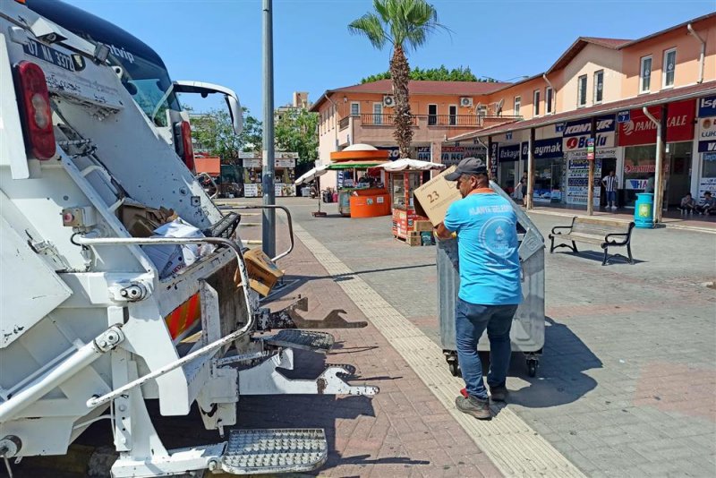 Alanya belediyesi bayram boyunca 5 bin 239 ton atık topladı