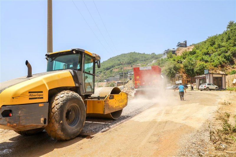 Alanya belediyesi bozuk ve eskimiş yolları yeniliyor