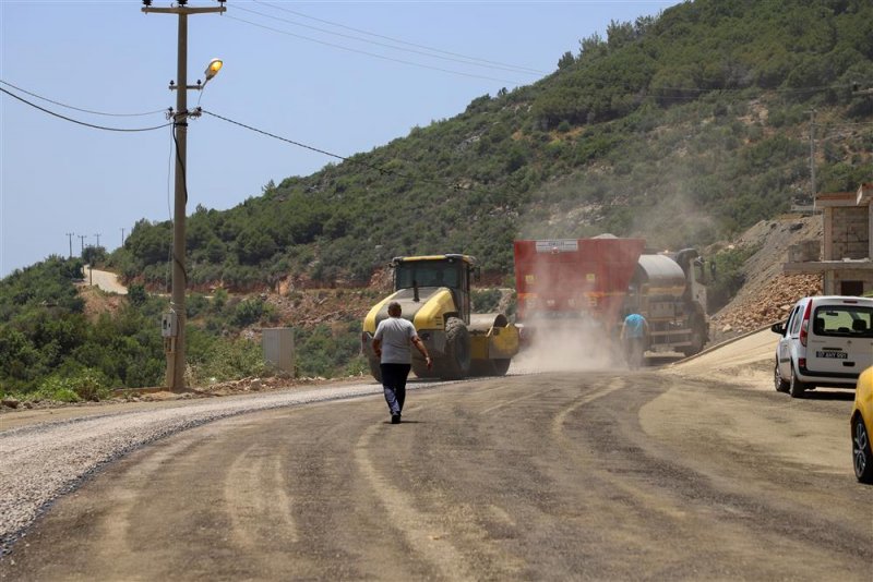 Alanya belediyesi bozuk ve eskimiş yolları yeniliyor