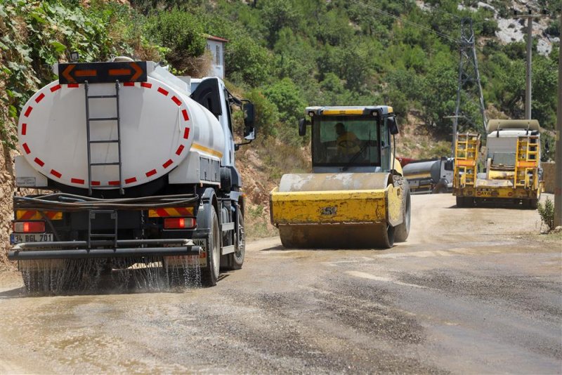 Alanya belediyesi bozuk ve eskimiş yolları yeniliyor