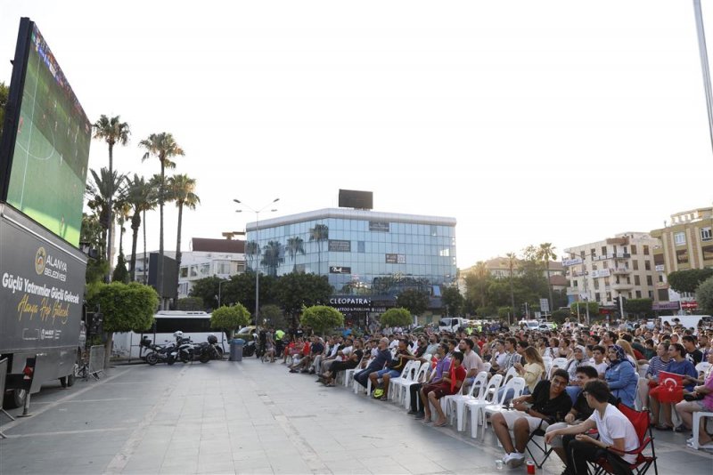 Alanya belediyesi’nden milli maça dev ekranlı destek