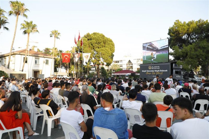 Alanya belediyesi’nden milli maça dev ekranlı destek