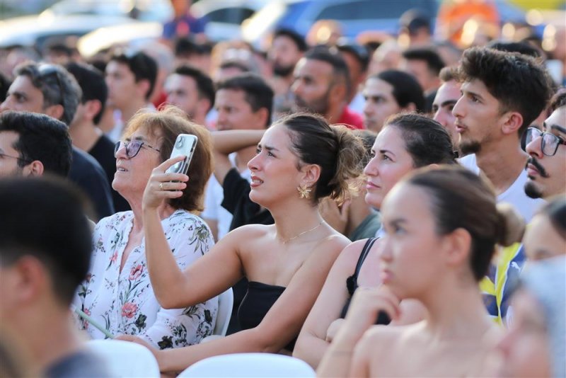 Alanya belediyesi’nden milli maça dev ekranlı destek