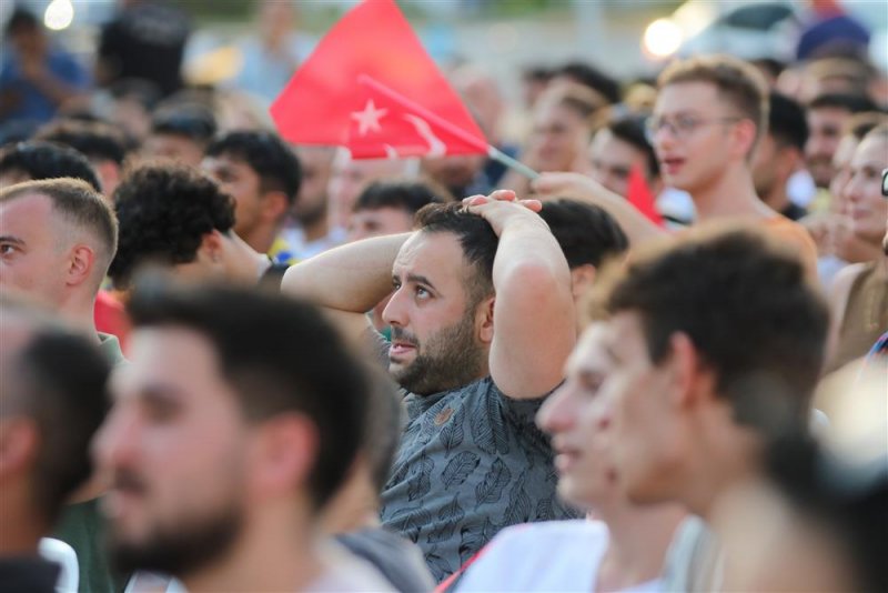 Alanya belediyesi’nden milli maça dev ekranlı destek