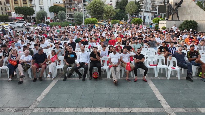 Alanya belediyesi’nden milli maça dev ekranlı destek