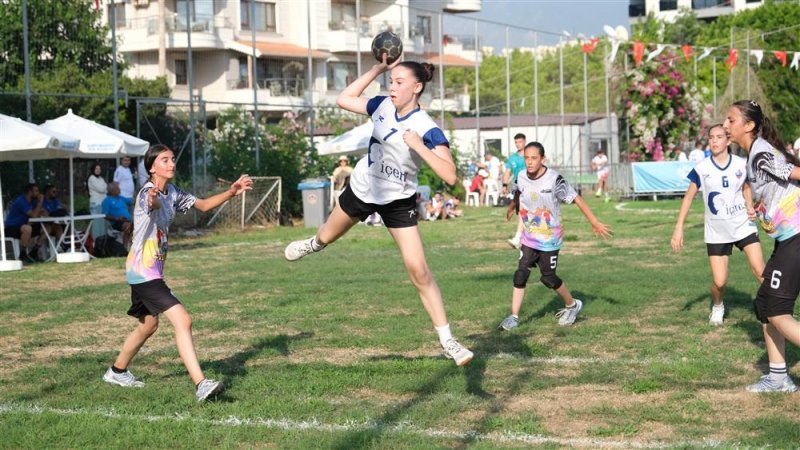 Alanya'da hentbol şenliği başladı