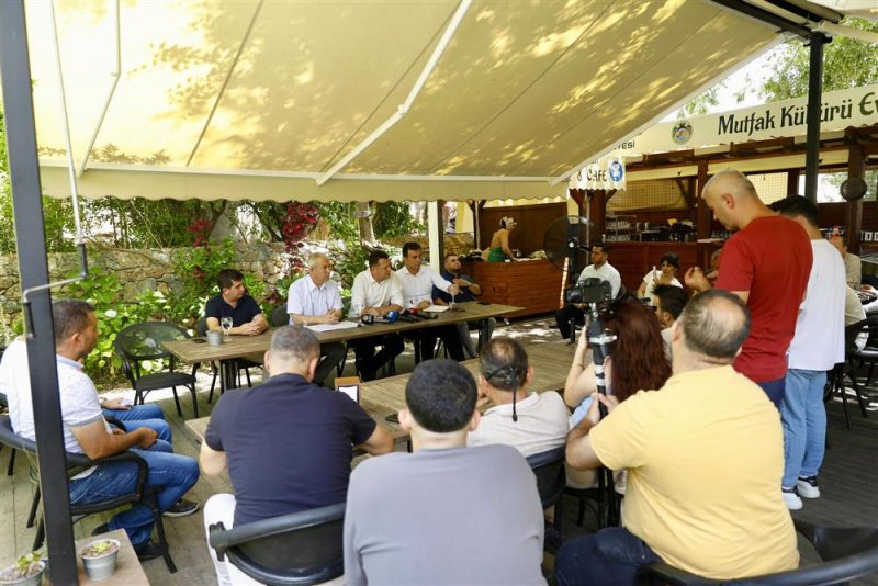 Hamdullah emin paşa vakfı mütevelli heyeti basın toplantısı düzenledi