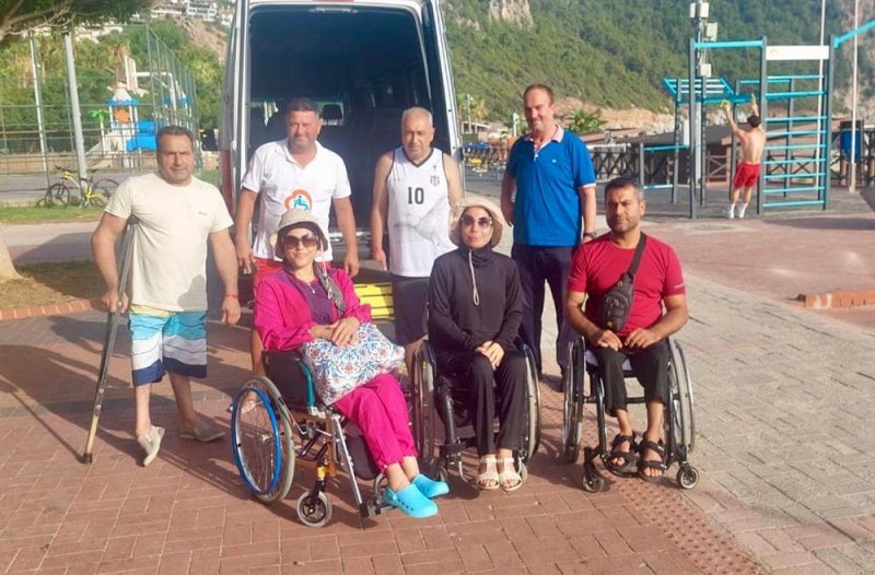 Alanya belediyesi engelsiz halk plajı özel misafirlerini ağırlıyor