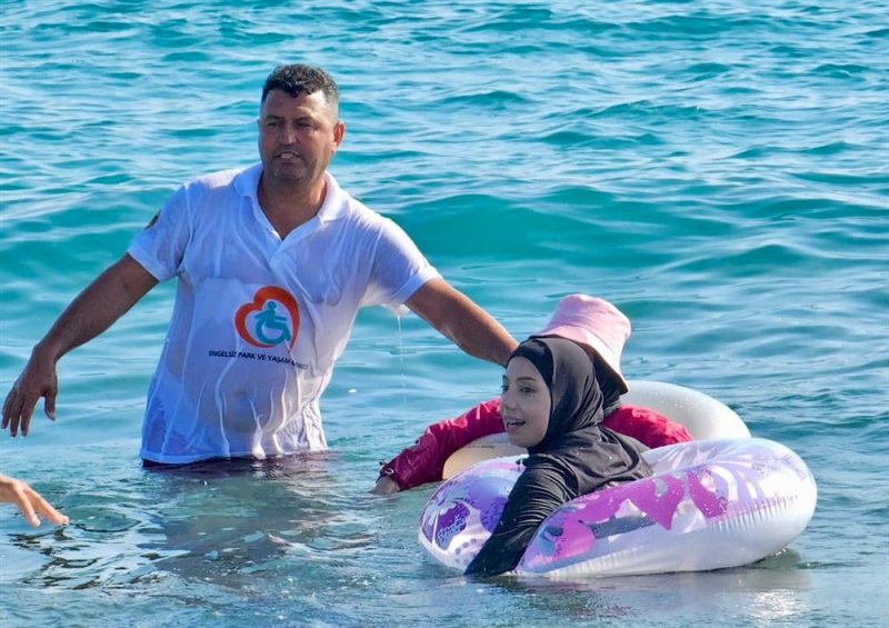 Alanya belediyesi engelsiz halk plajı özel misafirlerini ağırlıyor