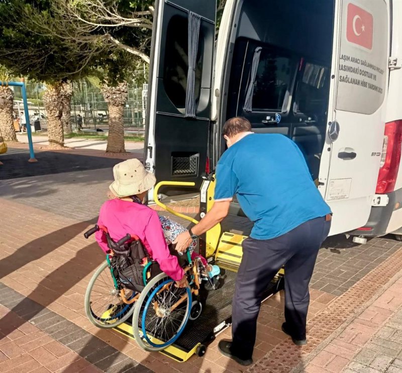 Alanya belediyesi engelsiz halk plajı özel misafirlerini ağırlıyor