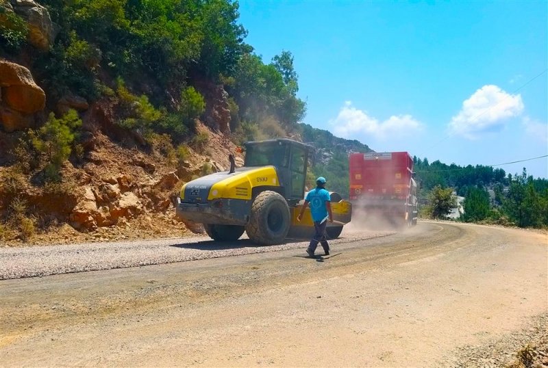 Alanya belediyesi’nden 4 mahalleyi bağlayan yolda asfalt çalışması