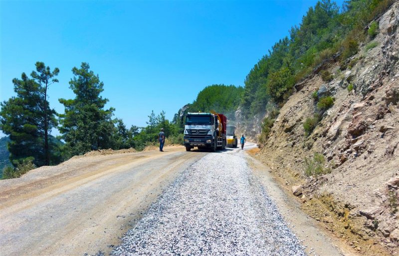 Alanya belediyesi’nden 4 mahalleyi bağlayan yolda asfalt çalışması