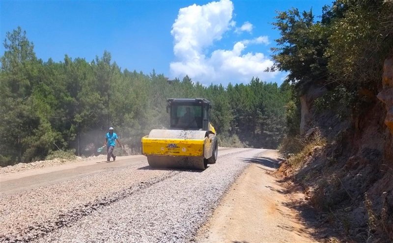 Alanya belediyesi’nden 4 mahalleyi bağlayan yolda asfalt çalışması