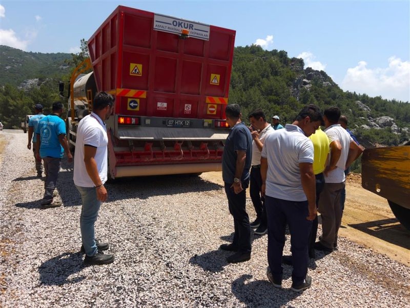 Alanya belediyesi’nden 4 mahalleyi bağlayan yolda asfalt çalışması