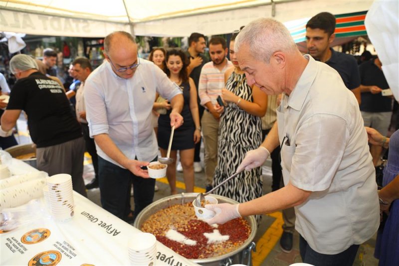 Alanya belediyesi'nden aşure ikramı