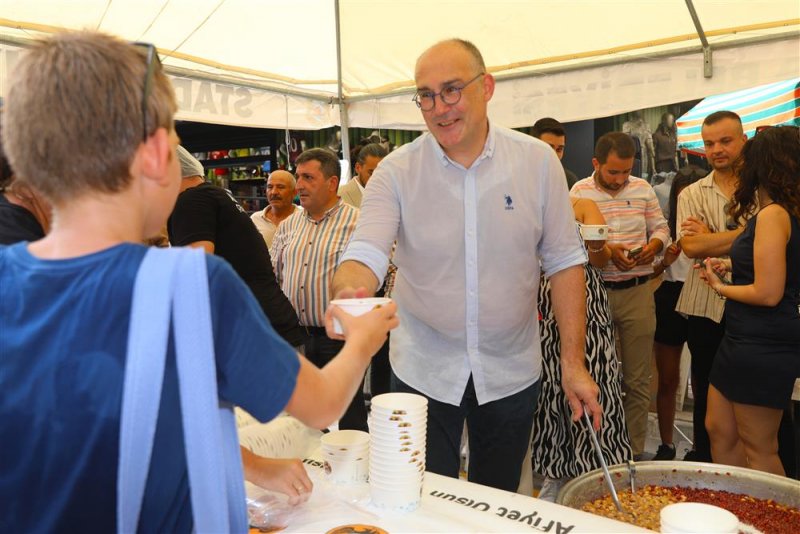 Alanya belediyesi'nden aşure ikramı