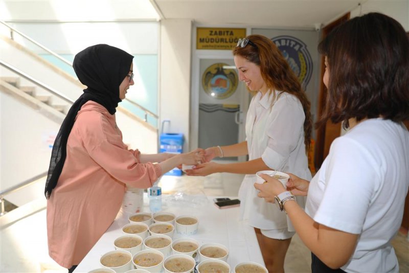 Alanya belediyesi'nden aşure ikramı