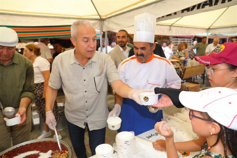 Alanya belediyesi'nden aşure ikramı