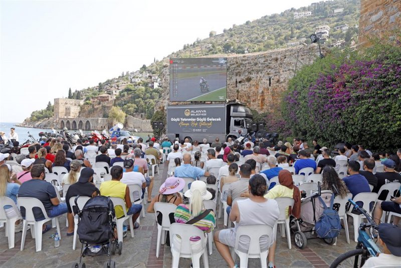 Alanya'da dev ekranda motosiklet yarışı heyecanı