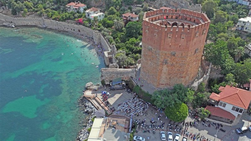 Alanya'da dev ekranda motosiklet yarışı heyecanı