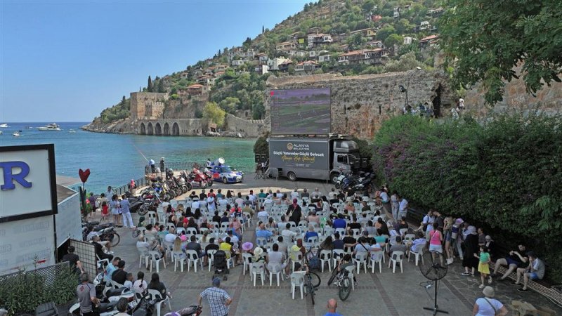 Alanya'da dev ekranda motosiklet yarışı heyecanı