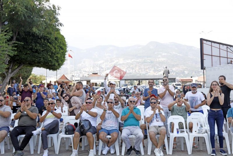 Alanya'da dev ekranda motosiklet yarışı heyecanı