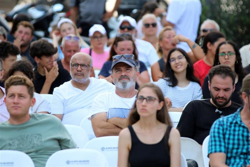 Alanya'da dev ekranda motosiklet yarışı heyecanı