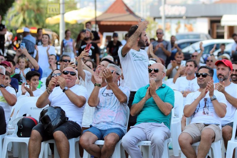 Alanya'da dev ekranda motosiklet yarışı heyecanı