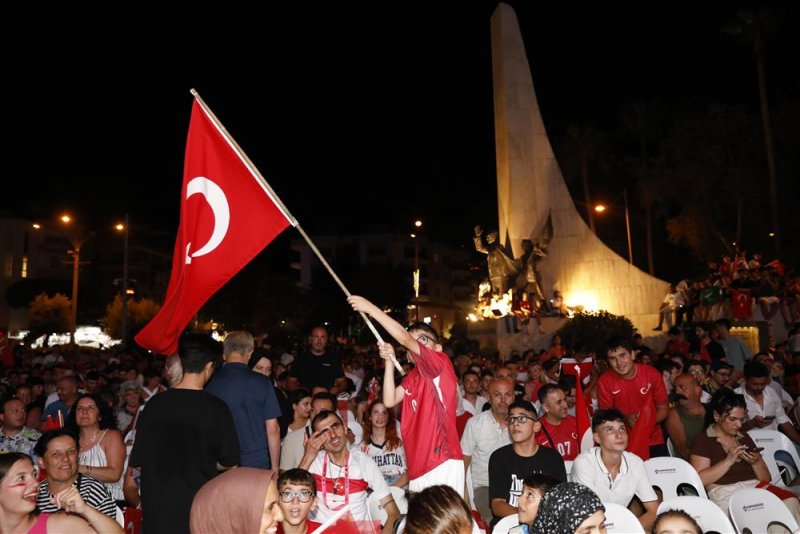 Binlerce alanyalı milli maçı tek yürek izledi