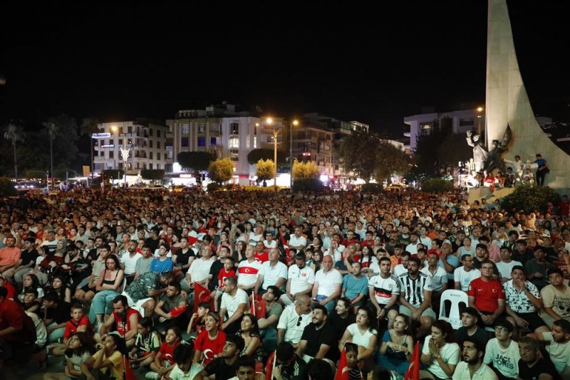 Binlerce alanyalı milli maçı tek yürek izledi