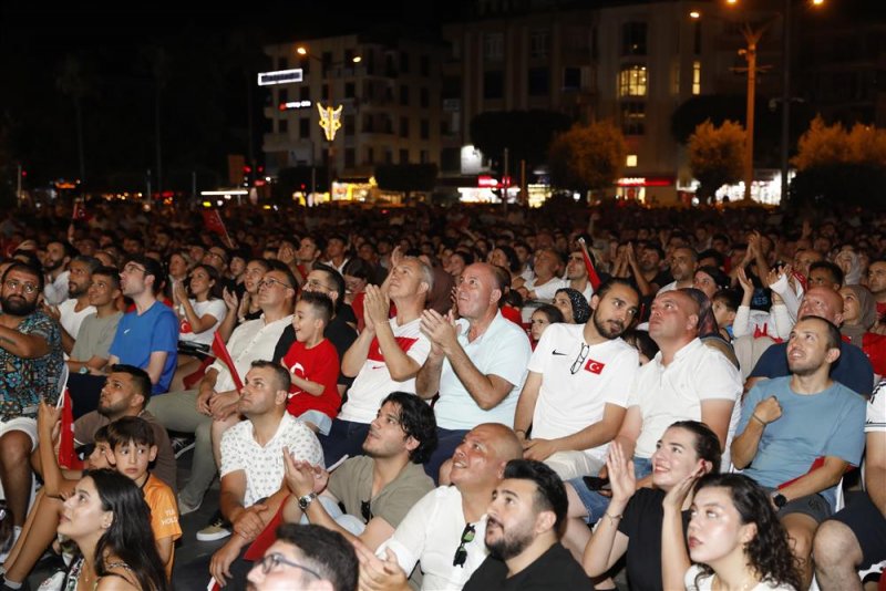 Binlerce alanyalı milli maçı tek yürek izledi