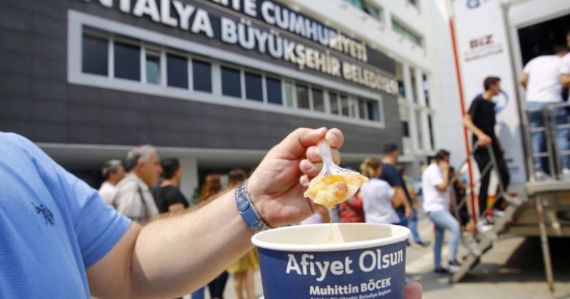 Büyükşehir Belediyesi Önünde Aşure Ikramı